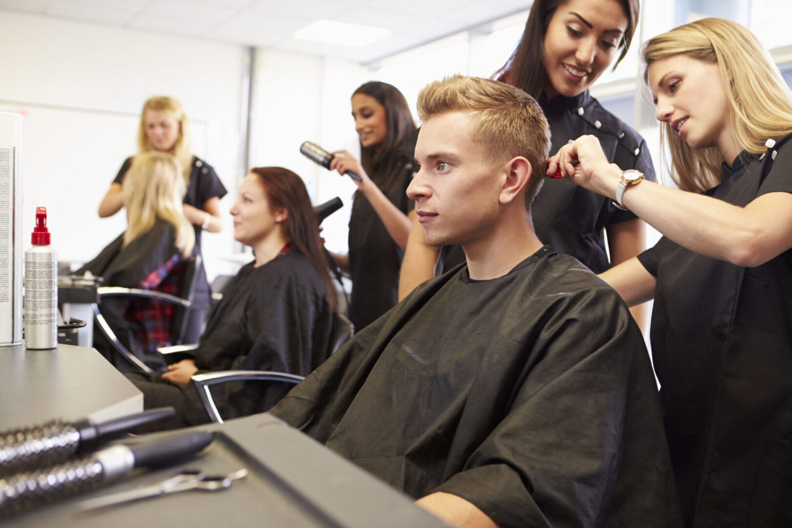 Teacher,Helping,Students,Training,To,Become,Hairdressers